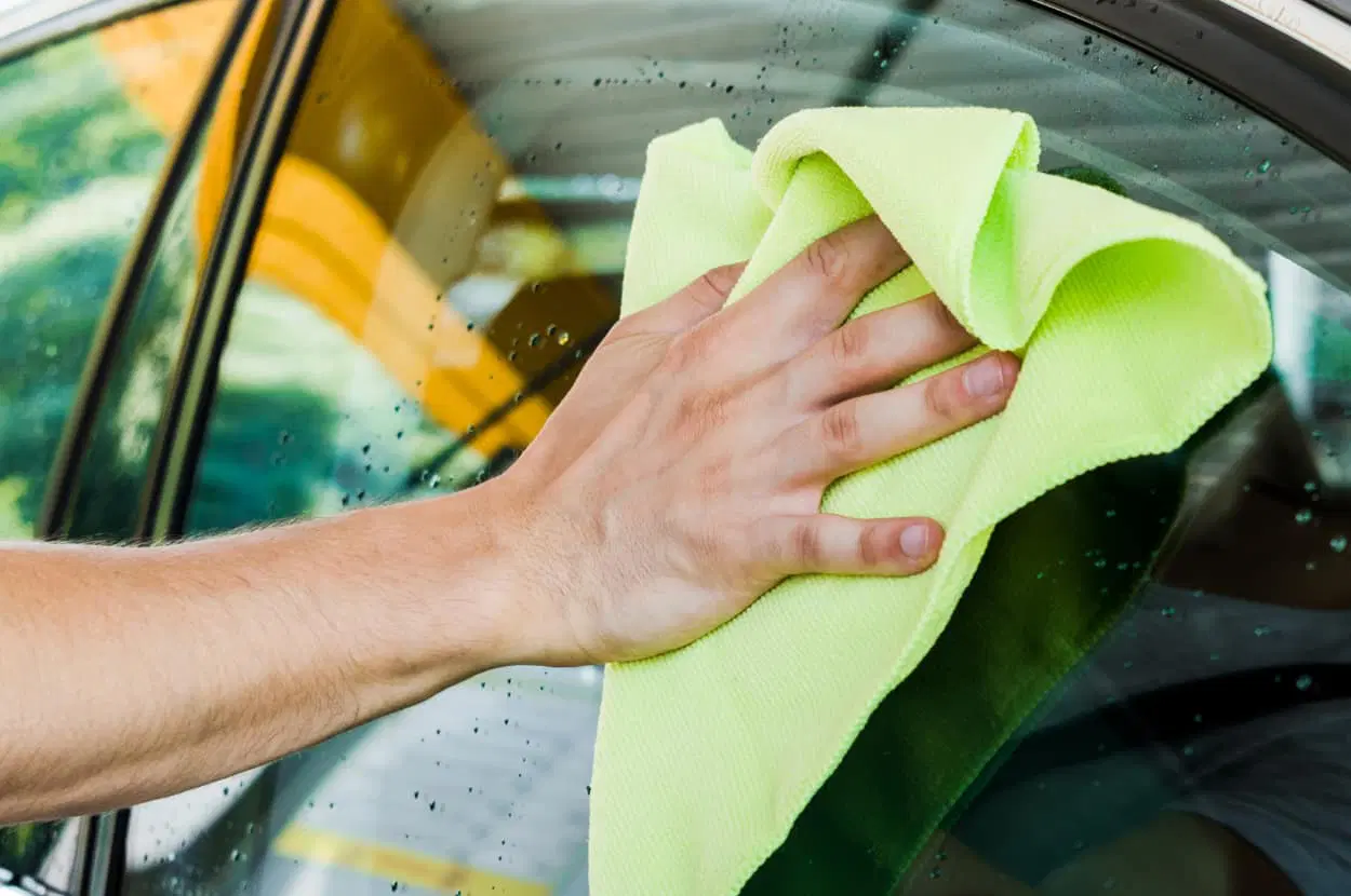 kaip valyti automobilį