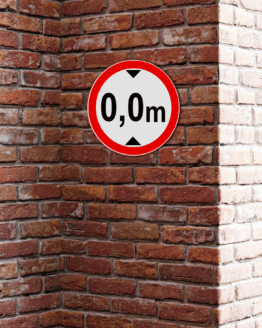 Ženklas - 316 - ribotas aukštis. Draudžiama važiuoti transporto priemonėmis, kurios (su kroviniu ar be jo) platesnės, negu nurodyta kelio ženkle